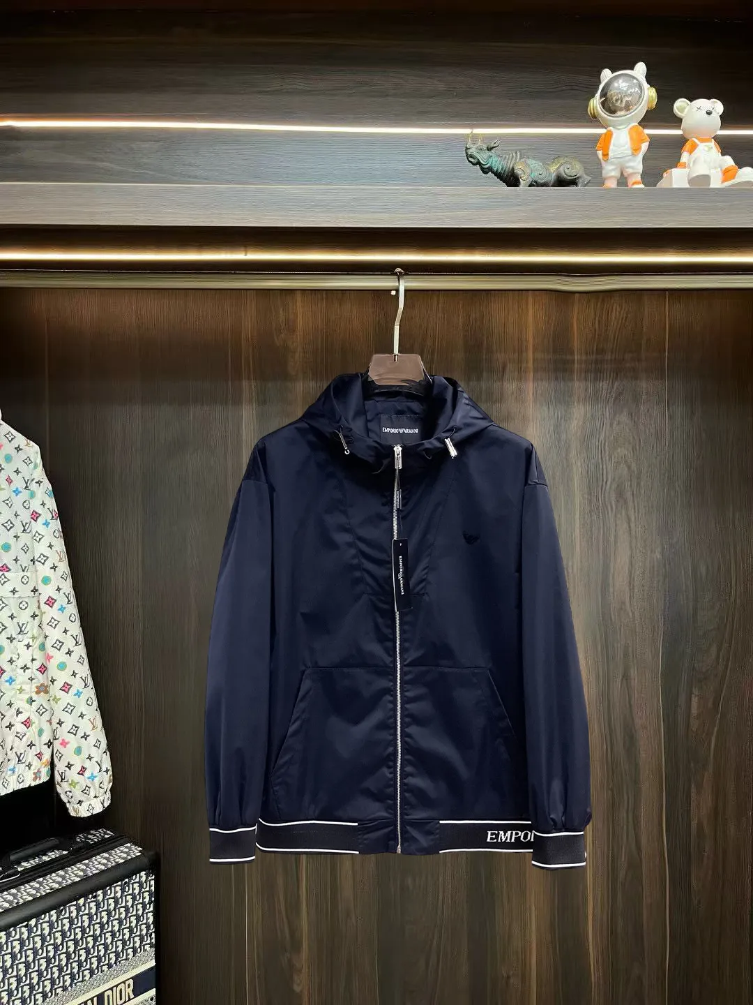 Armani official website Same Style, complete with three labels, on sale in advance. 2026 Autumn and Winter New Arrival men's jacket, Original with complete three labels, Premium version. Custom-made fabrics at the counter. Breathable, high comfort, impeccable details, brand element design concept, reflecting high quality. It feels delicate and soft, presents a casual cut, and has a great upper body shape. Sizes: M～3XL,